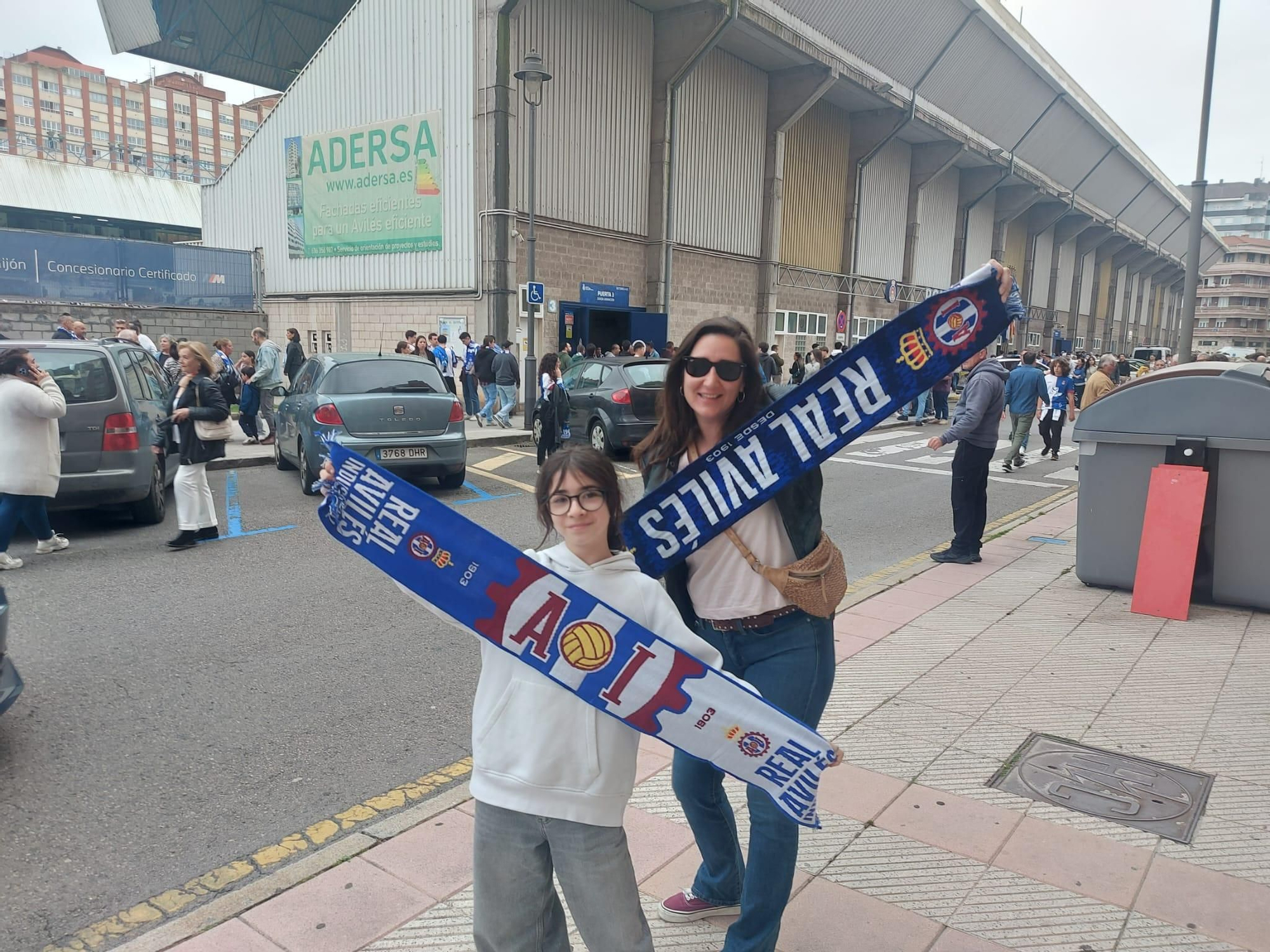 EN IMÁGENES: Avilés se tiñe de blanquiazul para la final por el ascenso ante el Rayo Majadahonda