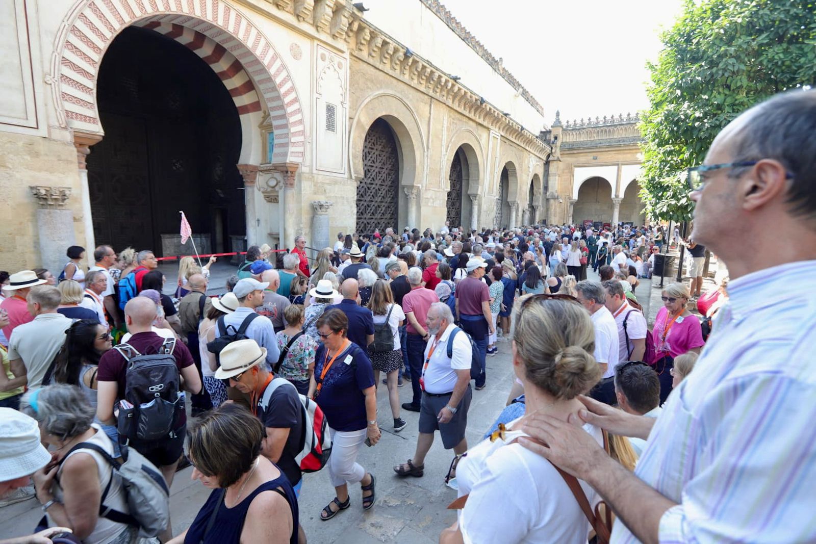 Miles de turistas celebran el puente del Pilar en Córdoba