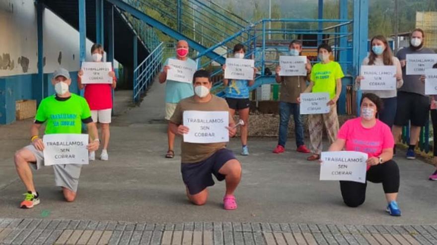 Protesta de personal del complejo deportivo de O Carregal, en Betanzos.