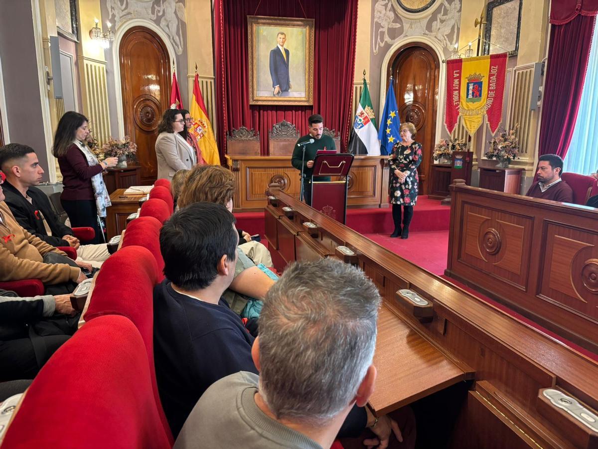 Abel Pérez de Fundación Triángulo durante la lectura del manifiesto en el salón de plenos del Ayuntamiento de Badajoz.