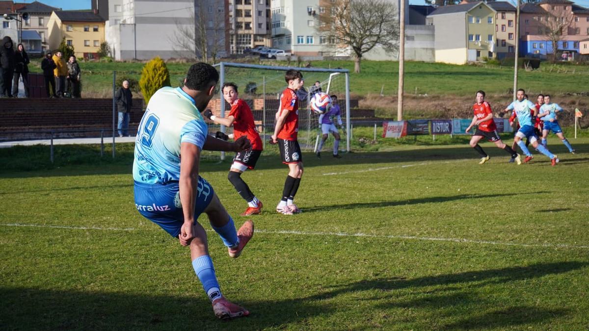 Un momento del partido en Nuevo Ranón.