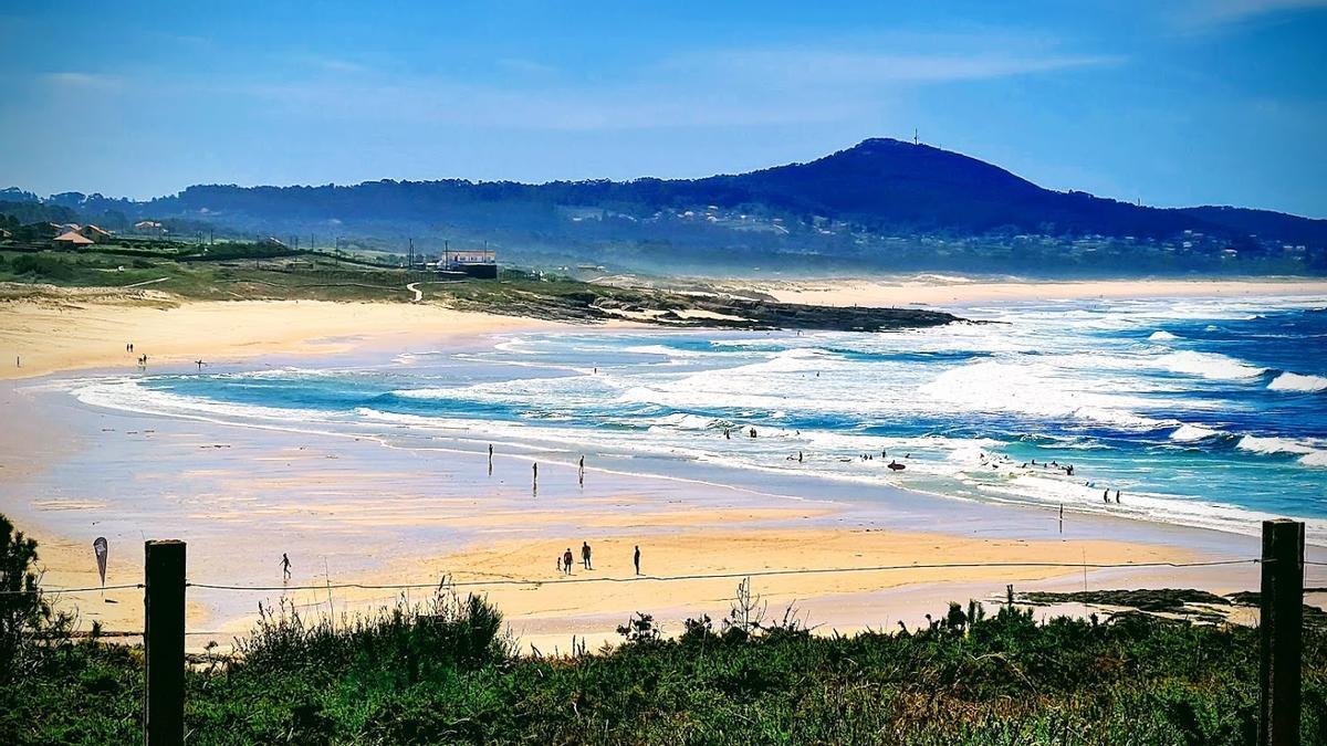 Una playa de Porto do Son en la que también cría el chorlitejo.