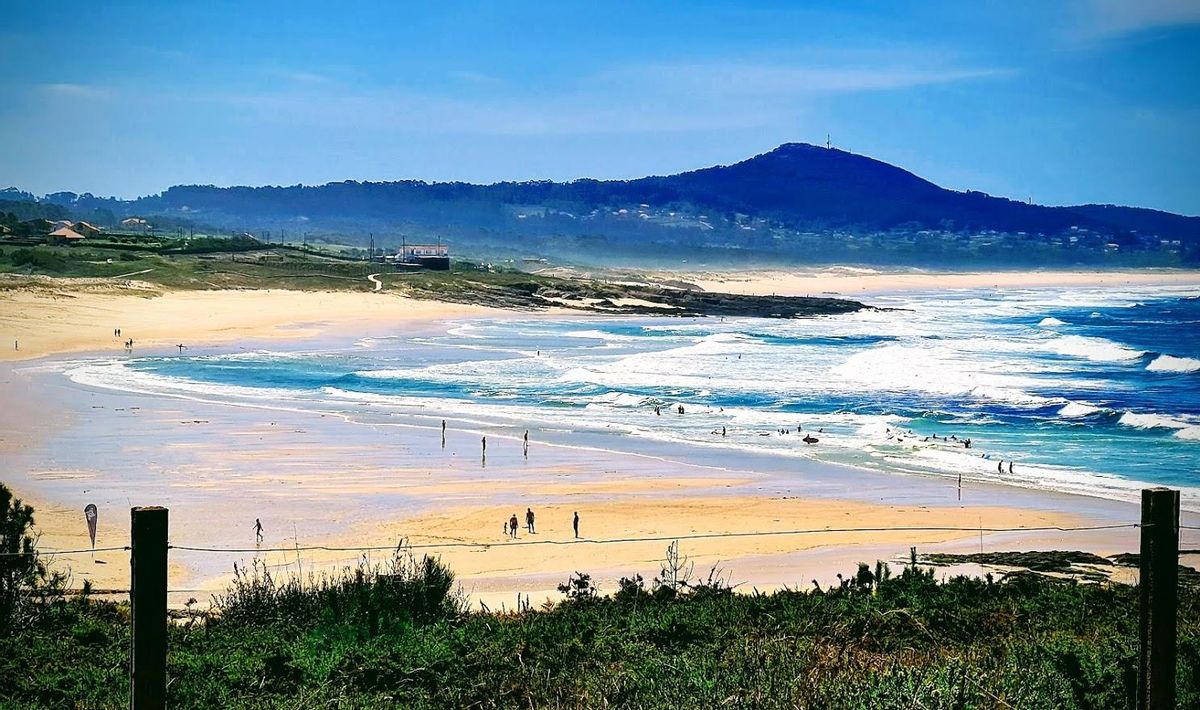 Una playa de Porto do Son en la que también cría el chorlitejo.