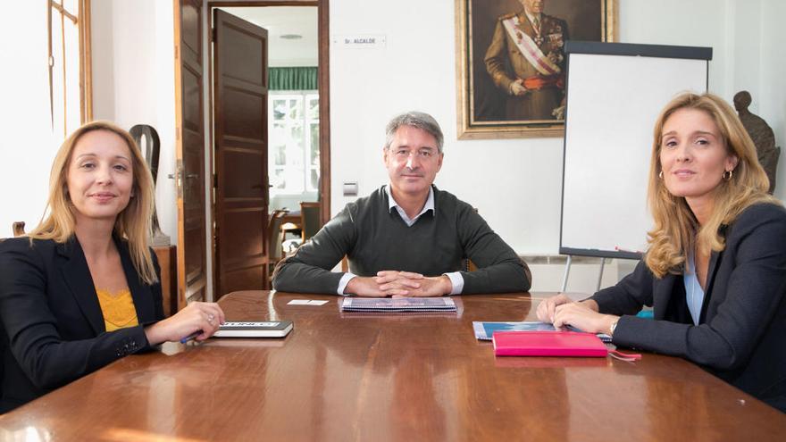 La reunión entre las representantes de Atunlo y el alcalde grovense.