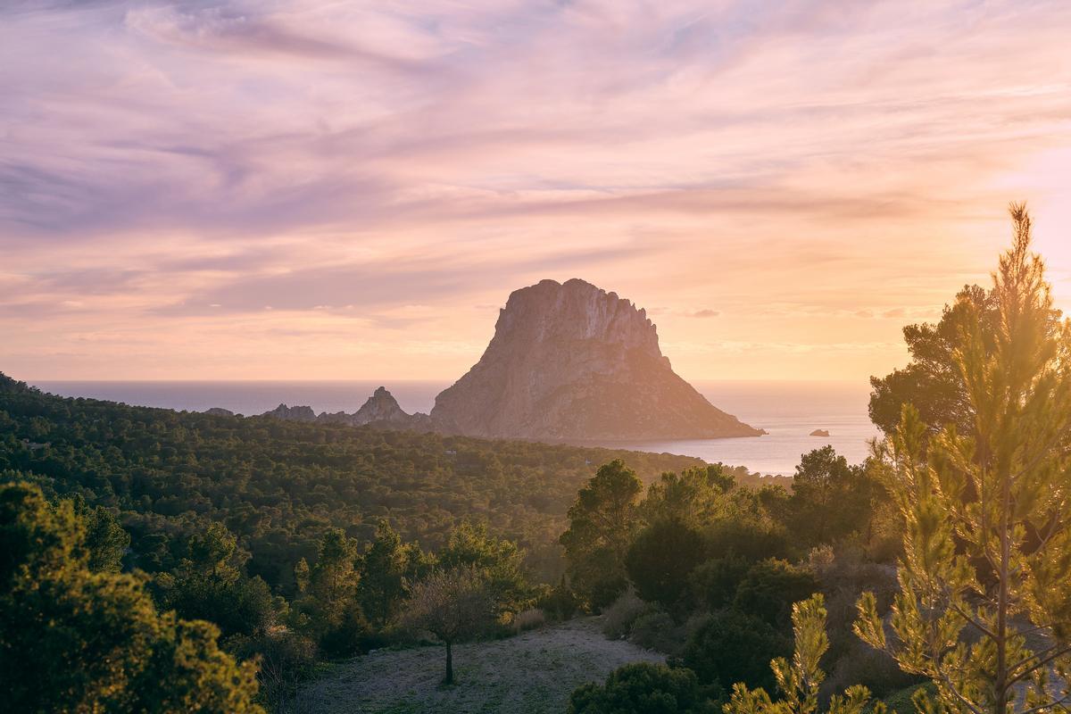 El islote de Es Vedrá al atardecer