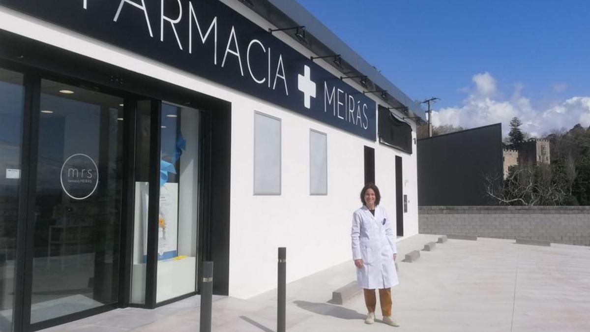 María José Gómez, ayer, a la entrada de la nueva farmacia.  | // L.O.