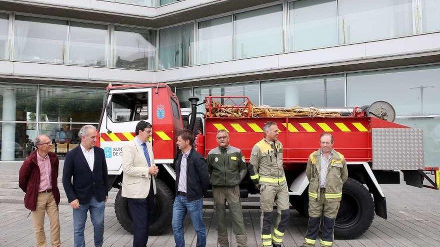 Arriba, el acto de entrega del camión motobomba. Dcha., el nuevo depósito contra el fuego de Moaña. // Marta G. Brea/G.N.