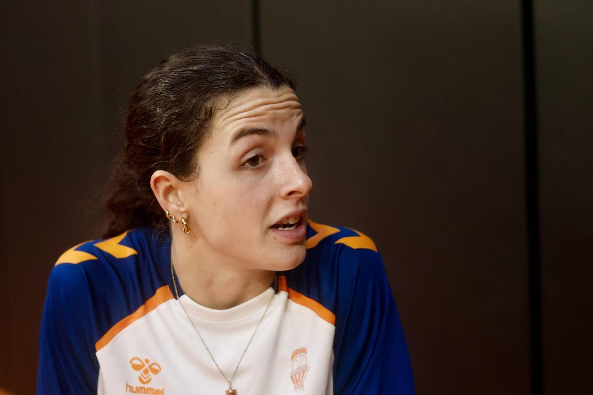 Elena Buenavida, durante su entrevista con Superdeporte en el Roig Arena.