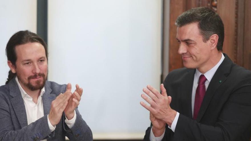 Iglesias i Sánchez aplaudeixen en l&#039;acte de presentació del programa de coalició