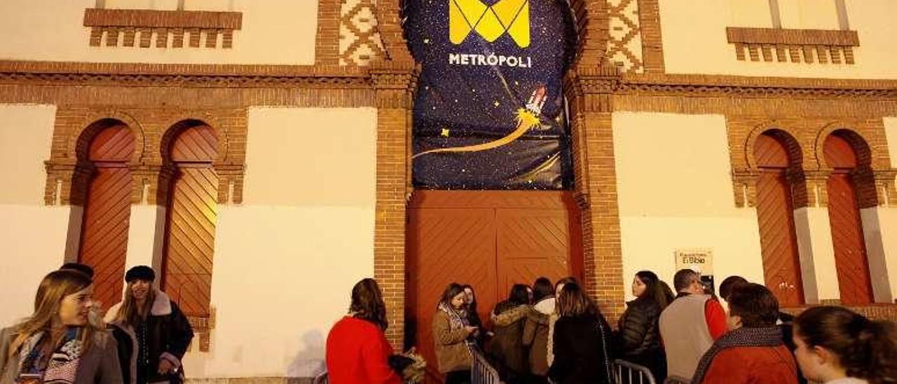 Jóvenes haciendo cola para el concierto de &quot;Taburete&quot; en Gijón.