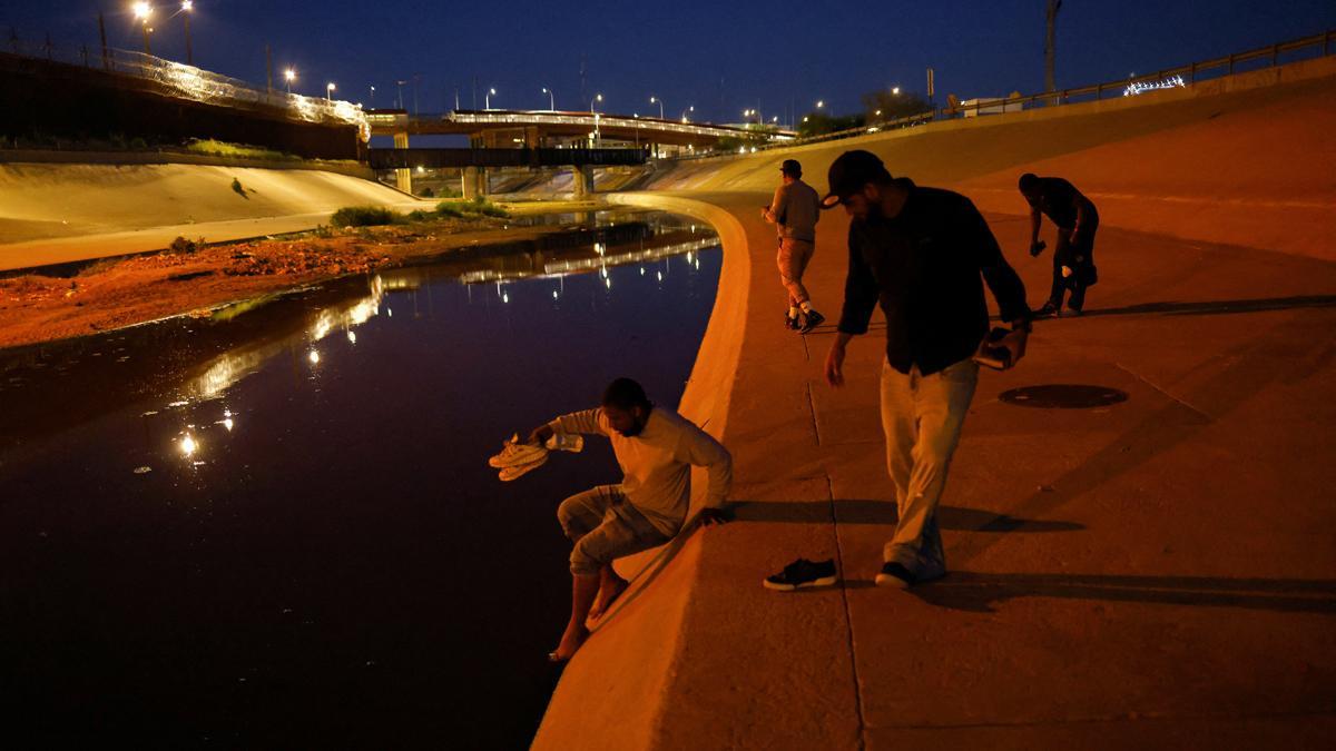 Migrantes en busca de asilo cruzan río Bravo en Ciudad Juárez