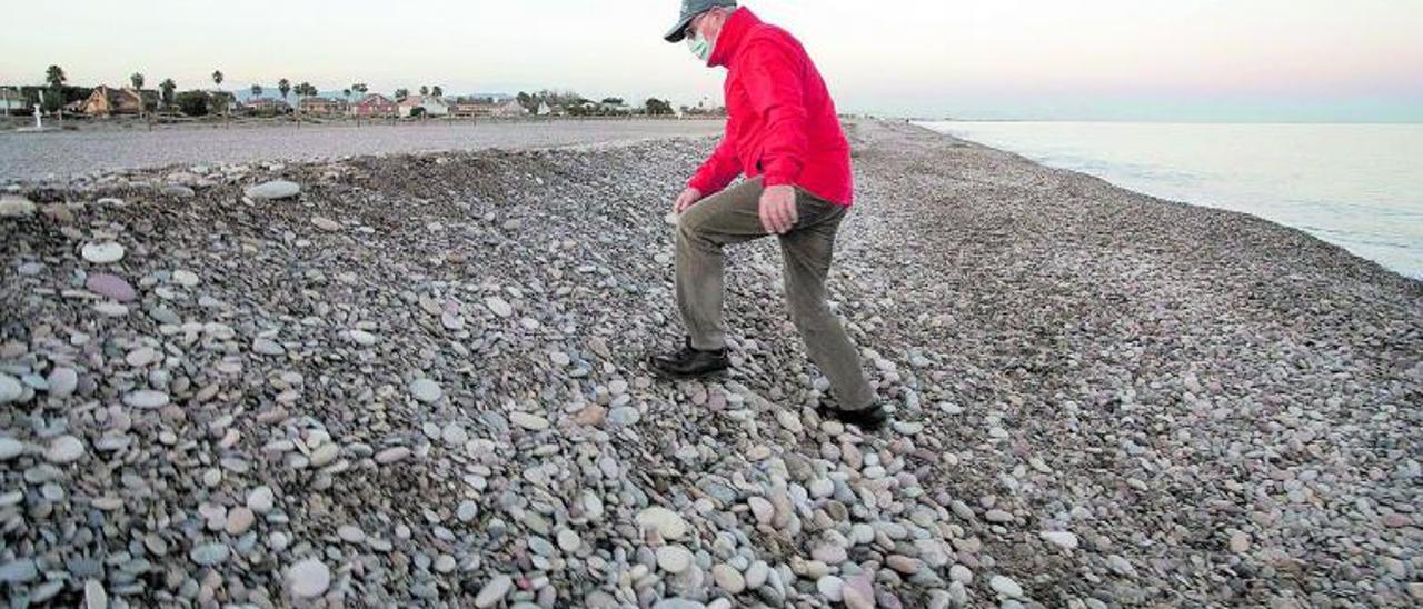 Un vecino en la playa de Almardà. | LEVANTE-EMV