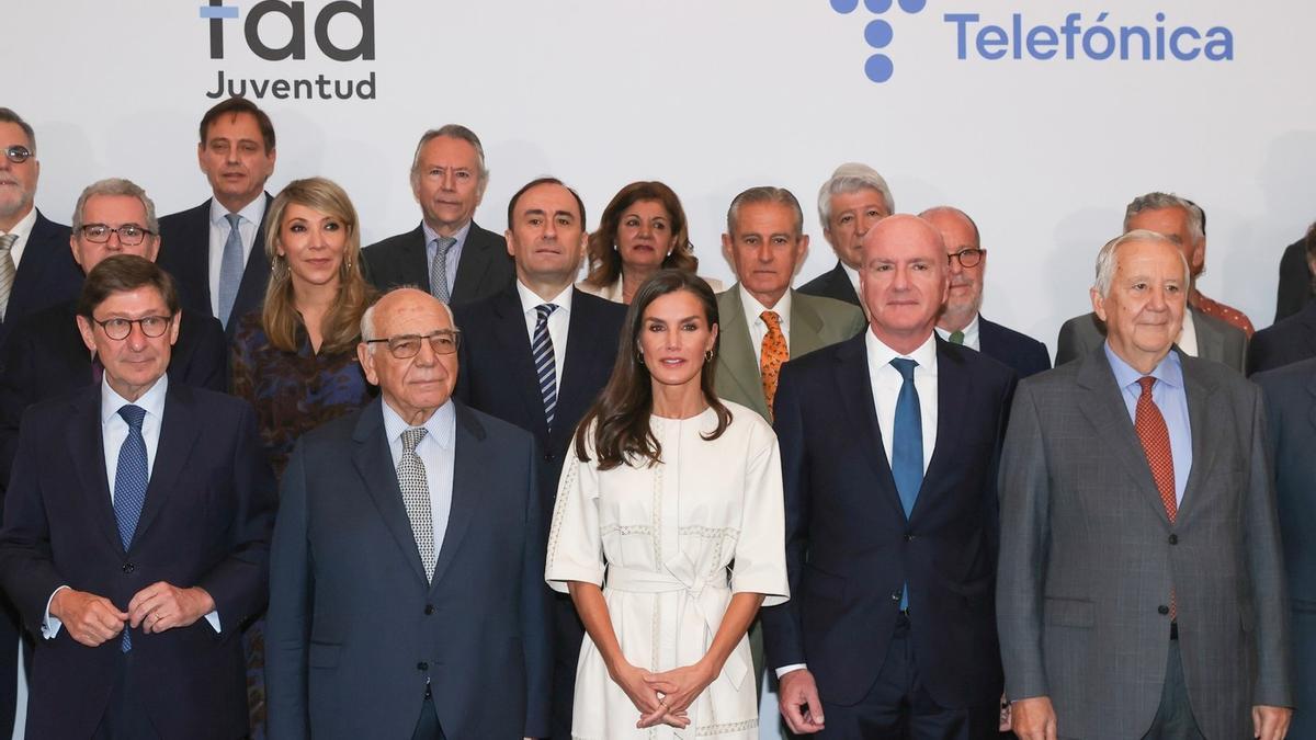 Su Majestad la Reina con los asistentes a reunión del Patronato de la Fundación FAD Juventud, celebrada este 6 de junio en Madrid.