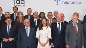 Su Majestad la Reina con los asistentes a reunión del Patronato de la Fundación FAD Juventud, celebrada este 6 de junio en Madrid