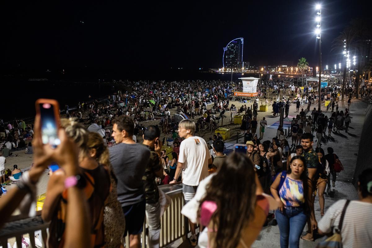 La verbena regresa a la playa en Barcelona