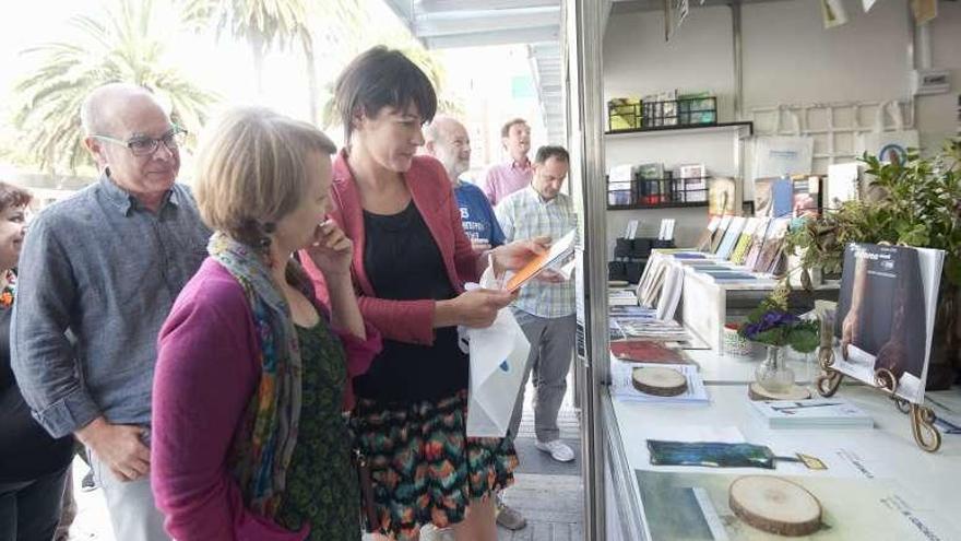 Anta Pontón, ayer, en una visita a la Feria del Libro en A Coruña.