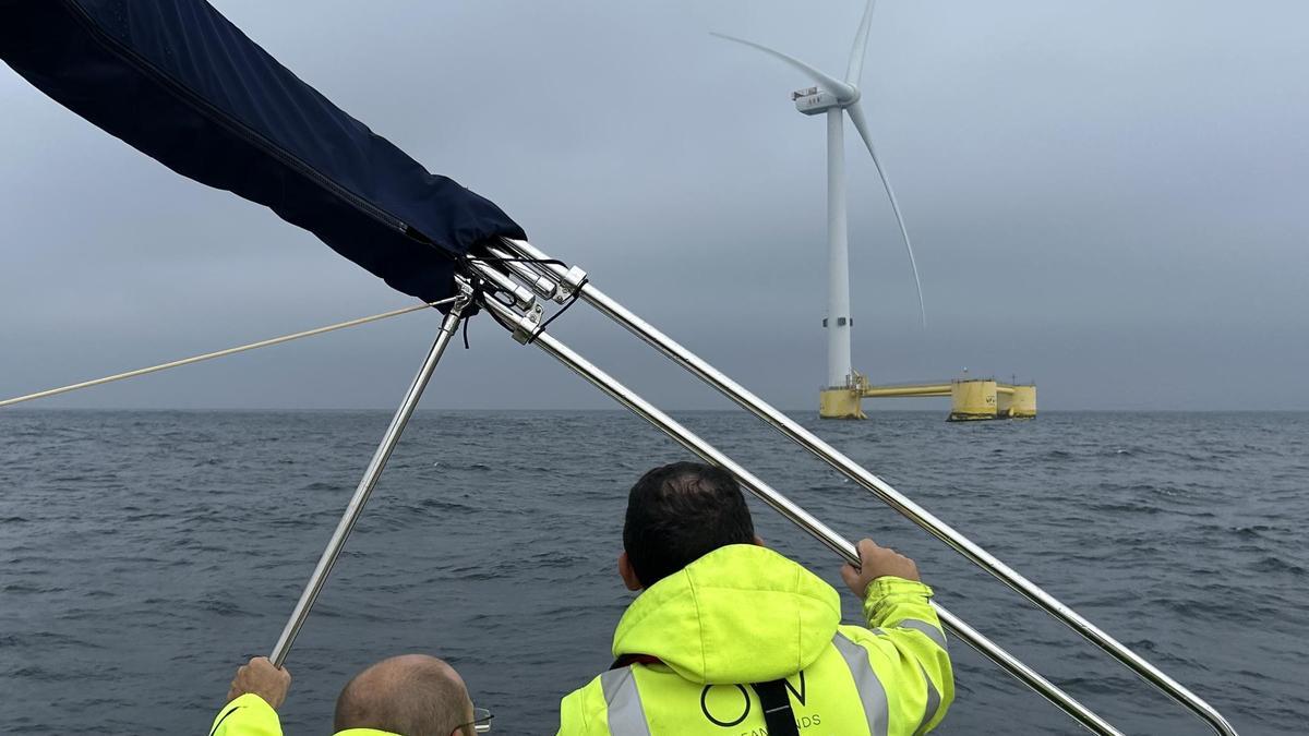 Una de las turbinas del parque eólico marino ‘WindFloat Atlantic’ de Ocean Winds ubicado a 18 kilómetros de Oporto, Portugal.