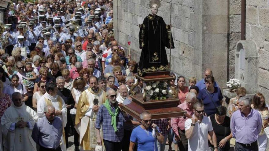 Un momento de la procesión de San Benito ayer en Gondomar. // J. Lores