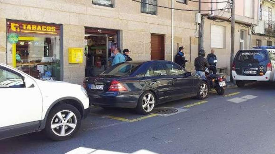 Atracan a punta de pistola el estanco de Bueu y se llevan dinero en efectivo y tabaco