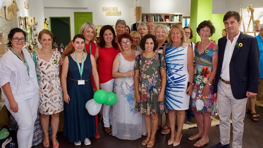 La alcaldesa, con directivos y voluntarios de Cudeca en la tienda.