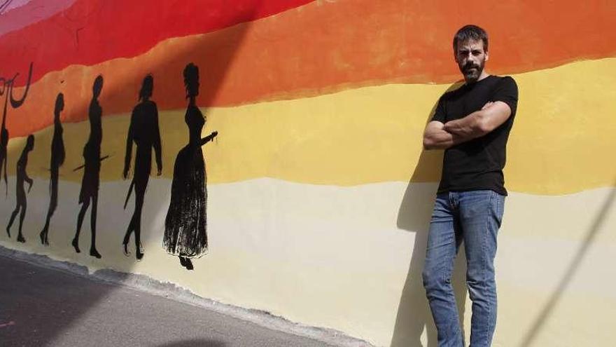 Nacho Suárez, ayer, ante el mural que realiza con la colaboración de los alumnos.