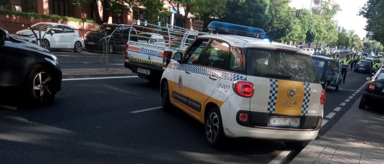 Vehículo de la Policía Local, durante el control que se instaló en la avenida Alemania.