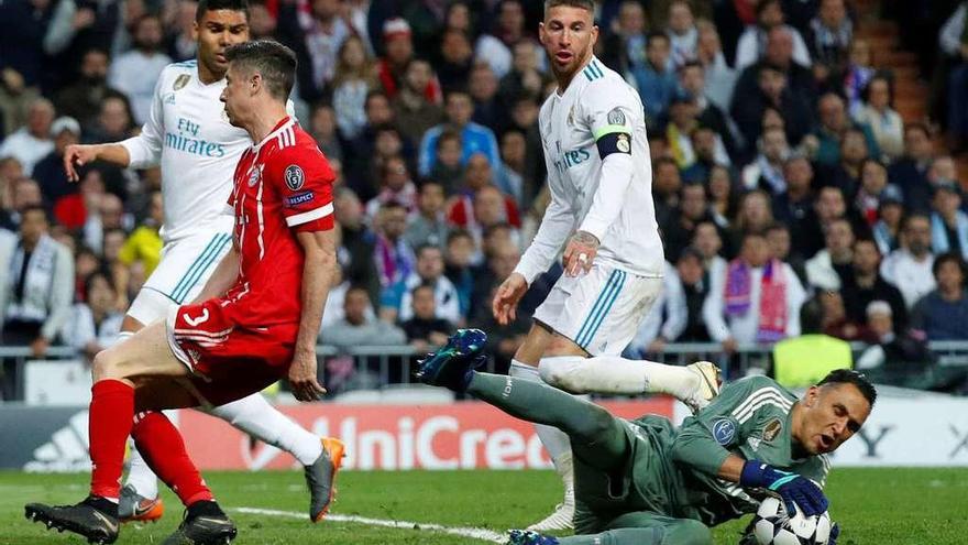 Keylor Navas detiene el balón ante Sergio Ramos y Casemiro.