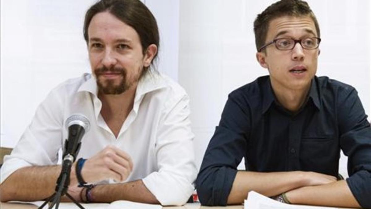 El secretario general de Podemos, Pablo Iglesias, y el secretario político de Podemos, Íñigo Errejón (derecha), ante el consejo ciudadano, este sábado, en Madrid.
