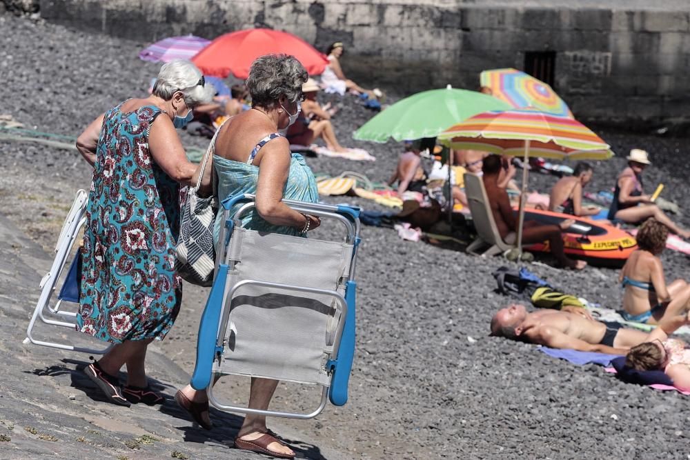 Gente con mascarillas, distancia social, fumadores