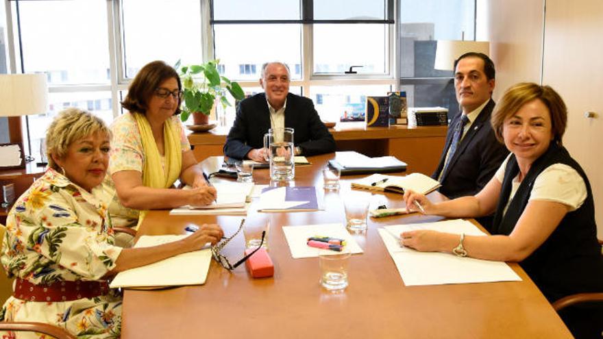 Un momento de la reunión entre los miembros de la Consejería de Educación y los de la Universidad de La Laguna (ULL).