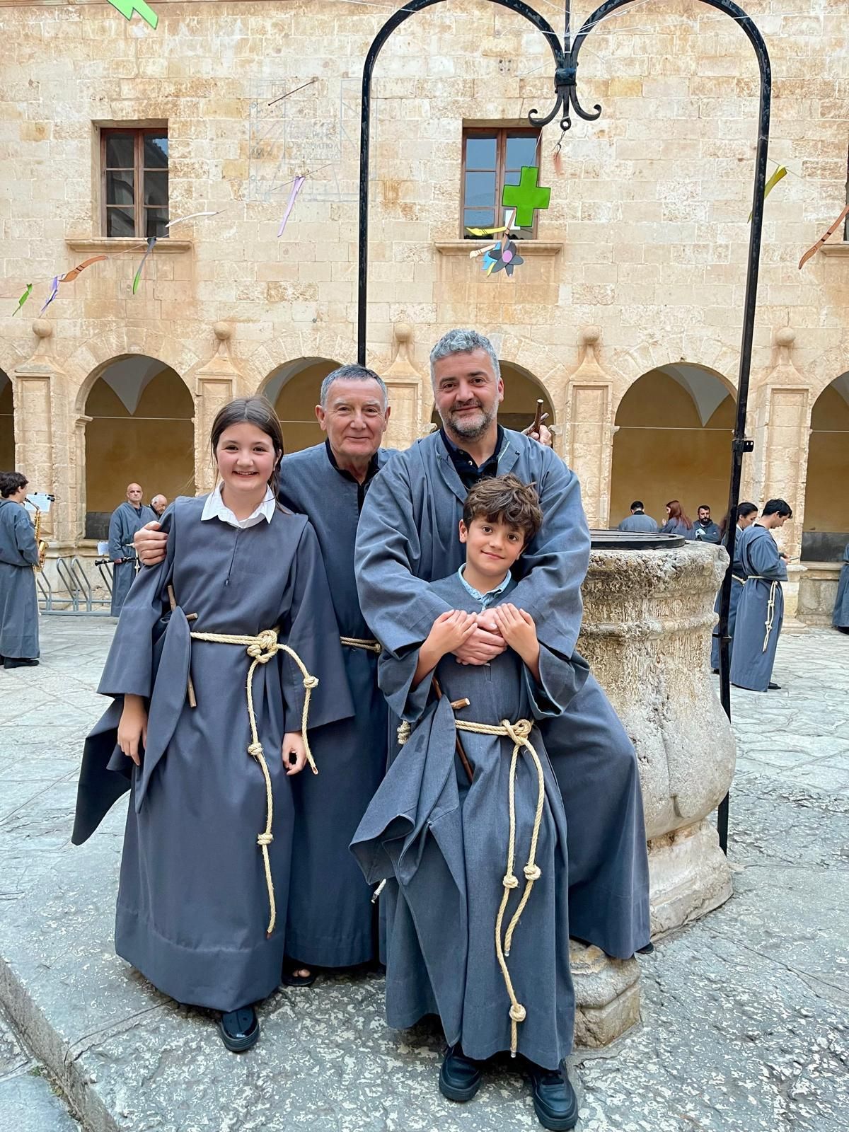El psicòleg, Tòfol Villalonga, amb el seu pare i el seus dos fills.