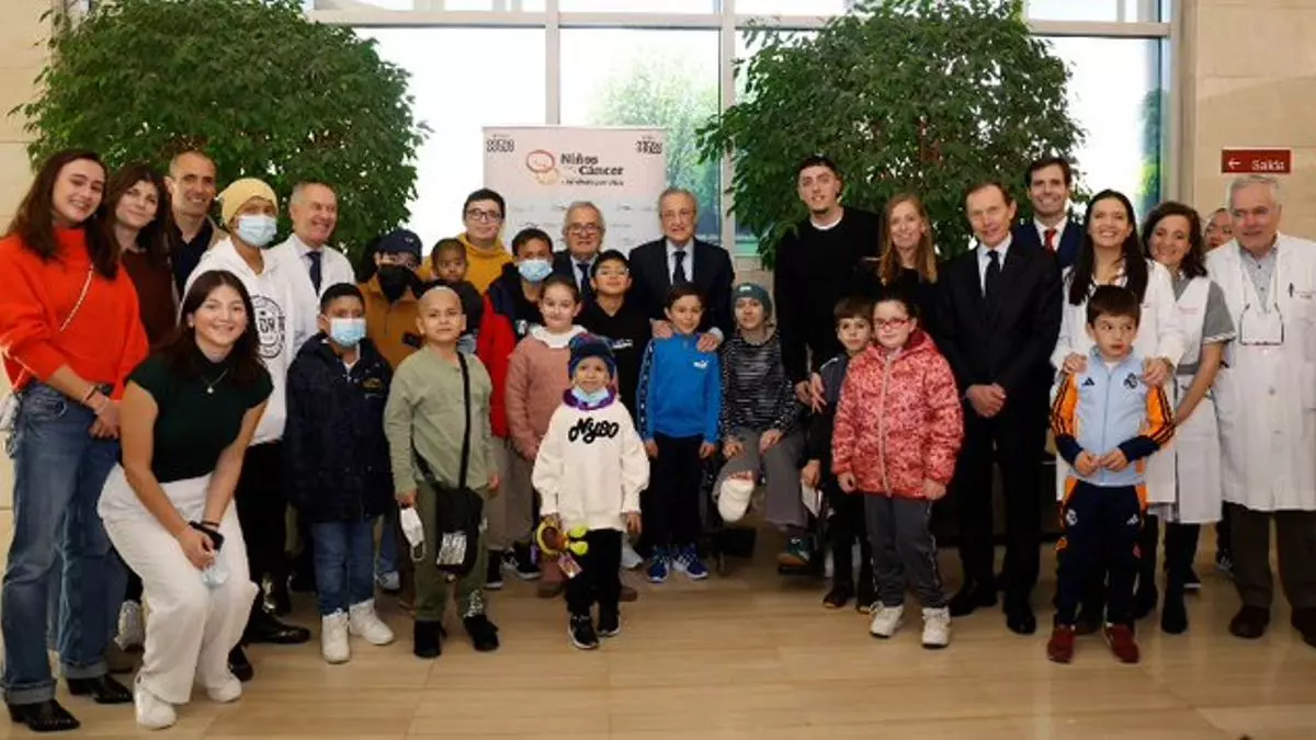 Florentino P谷rez y Luis Sabalza visitan a ni?os con c芍ncer antes del Osasuna-Real Madrid