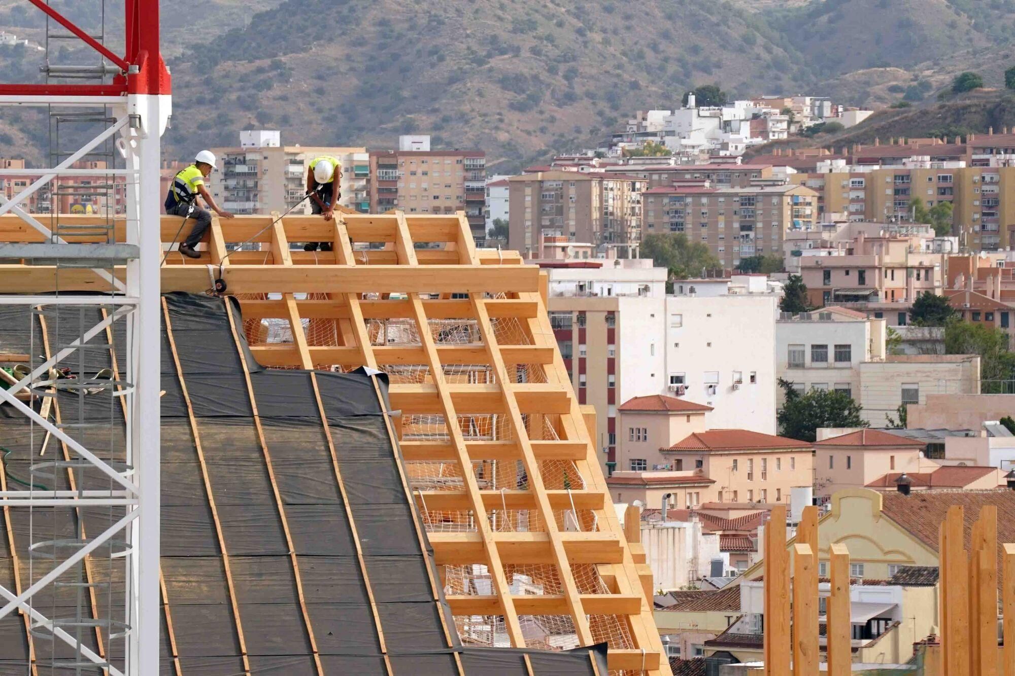 Varios operarios durante la construcción de las cubiertas en el techo de la Catedral de Málaga