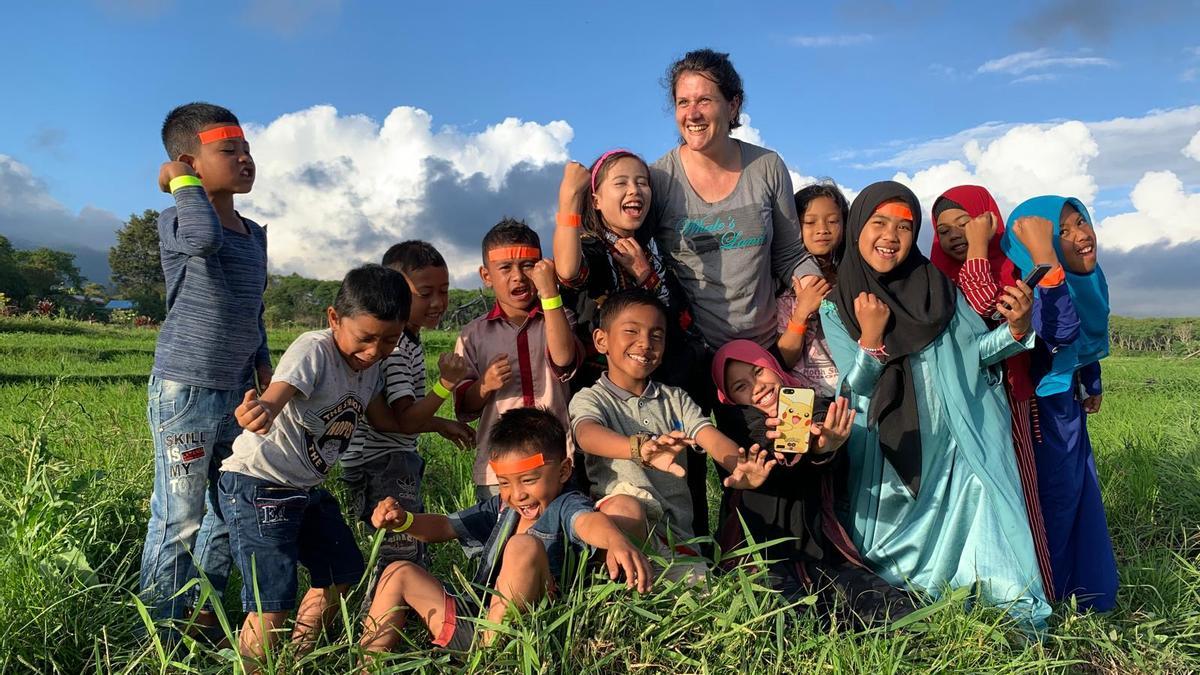 Eliana Álvarez, en el rodaje de Indonesia, rodeada de niños