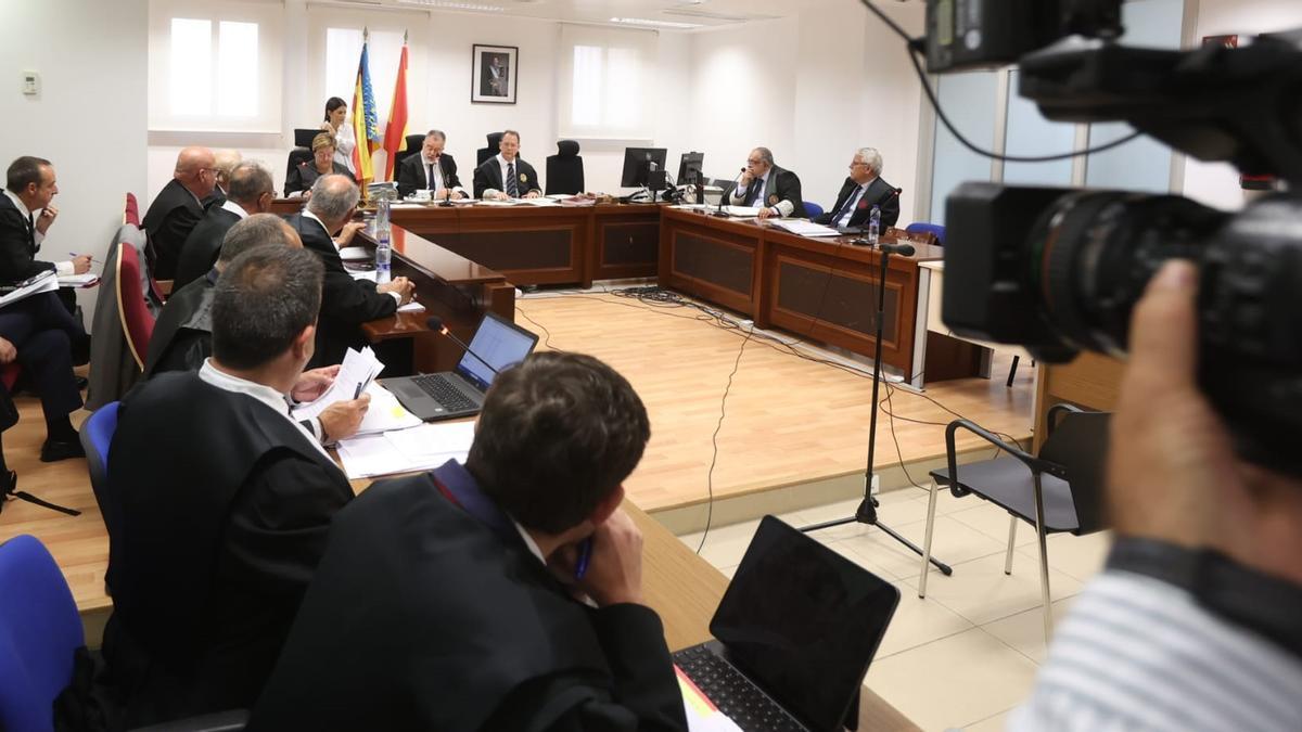 Imagen del estrado, con el tribunal al fondo, las defensas a la izquierda; y el fiscal y la acusación a la derecha.