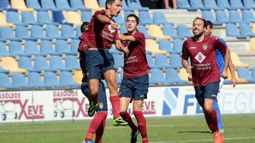 El delantero Jorge Rodríguez celebra un gol marcado al Bergantiños esta temporada.