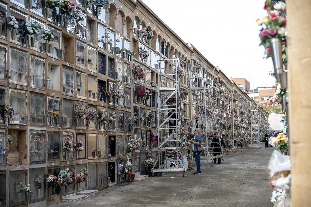 Los cementerios se llenan el 1 de noviembre, día de Todos los Santos 2025, en Barcelona