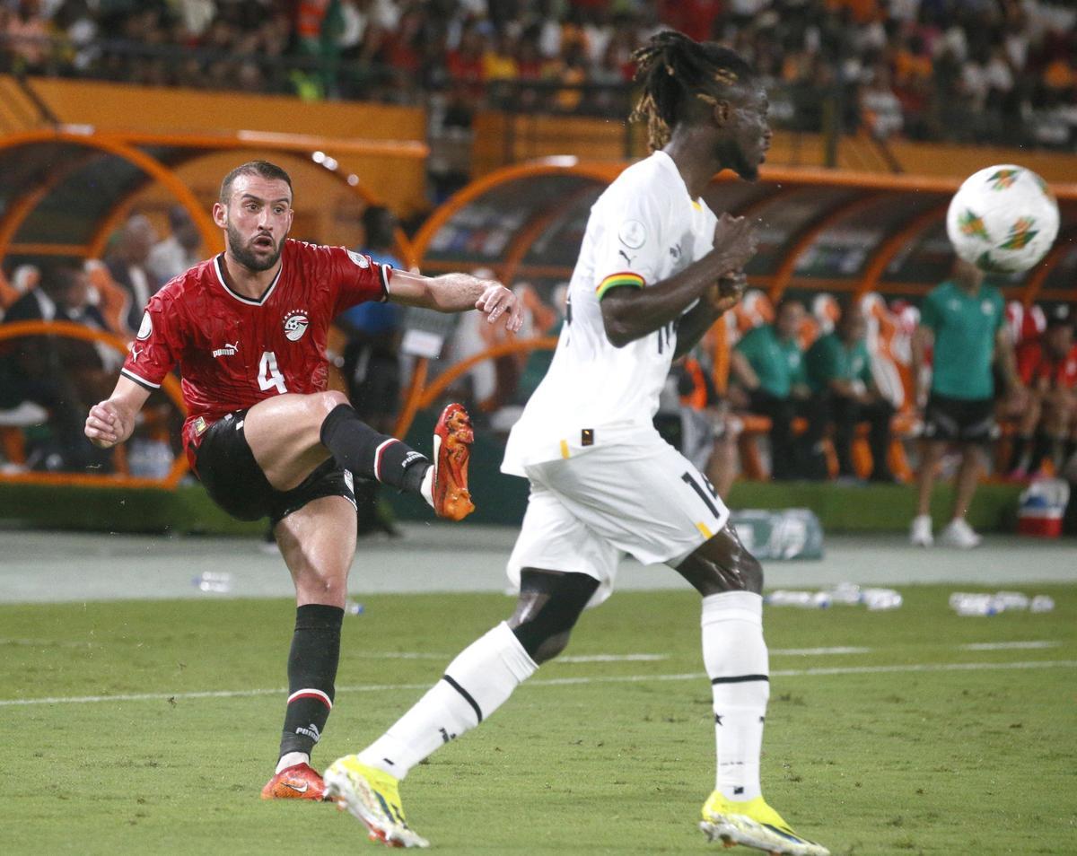Omar Kamal, a la izquierda, en un partido con Egipto.