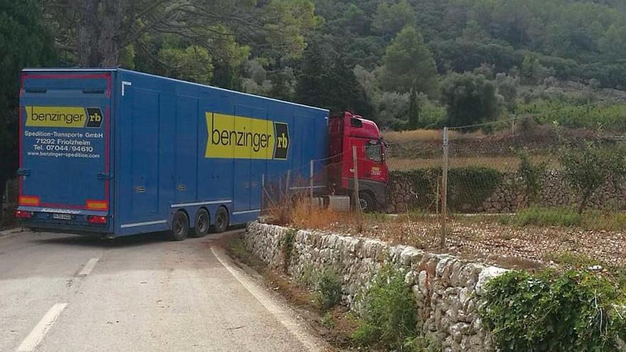 El camión de gran tonelaje de matrícula alemana quedó atascado ayer por la mañana en la carretera de Bunyola a Orient, en el kilómetro 8,4.