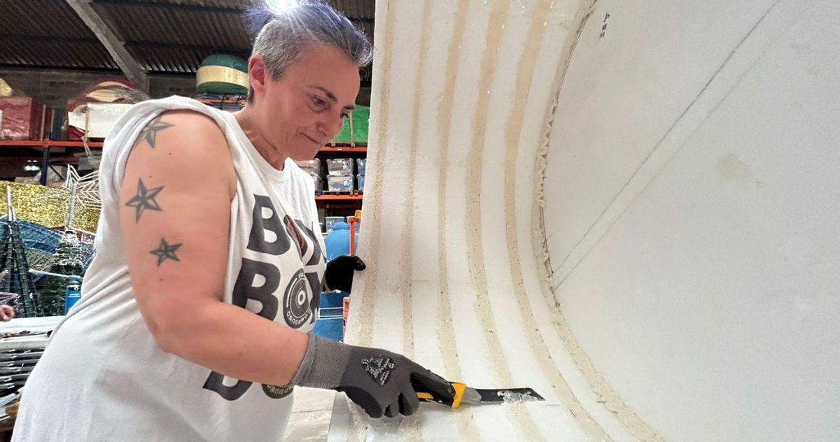 Mónica Álvarez ultima los detalles de una de las hogueras. | C. G.