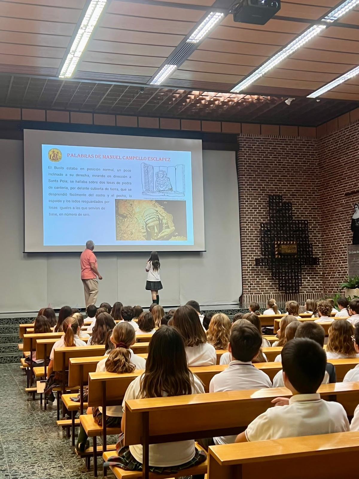 En el salón de actos, donde se explicó la historia del hallazgo del busto en La Alcudia En el salón de actos, donde se explicó la historia del hallazgo del busto en La Alcudia
