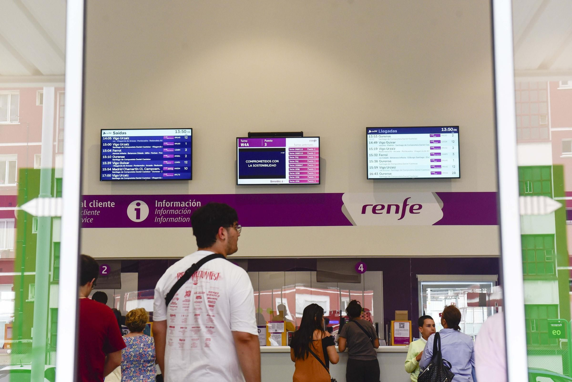 Dudas y colas en la estación de tren de A Coruña durante el primer día sin abono gratuito