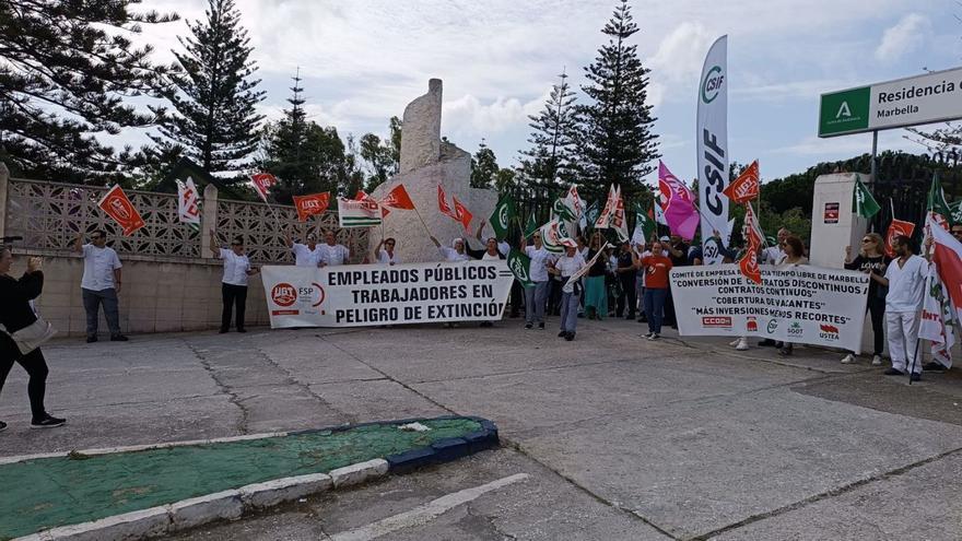 Trabajadores de la residencia, ayer, en una protesta para reivindicar mejoras laborales. | L.O.