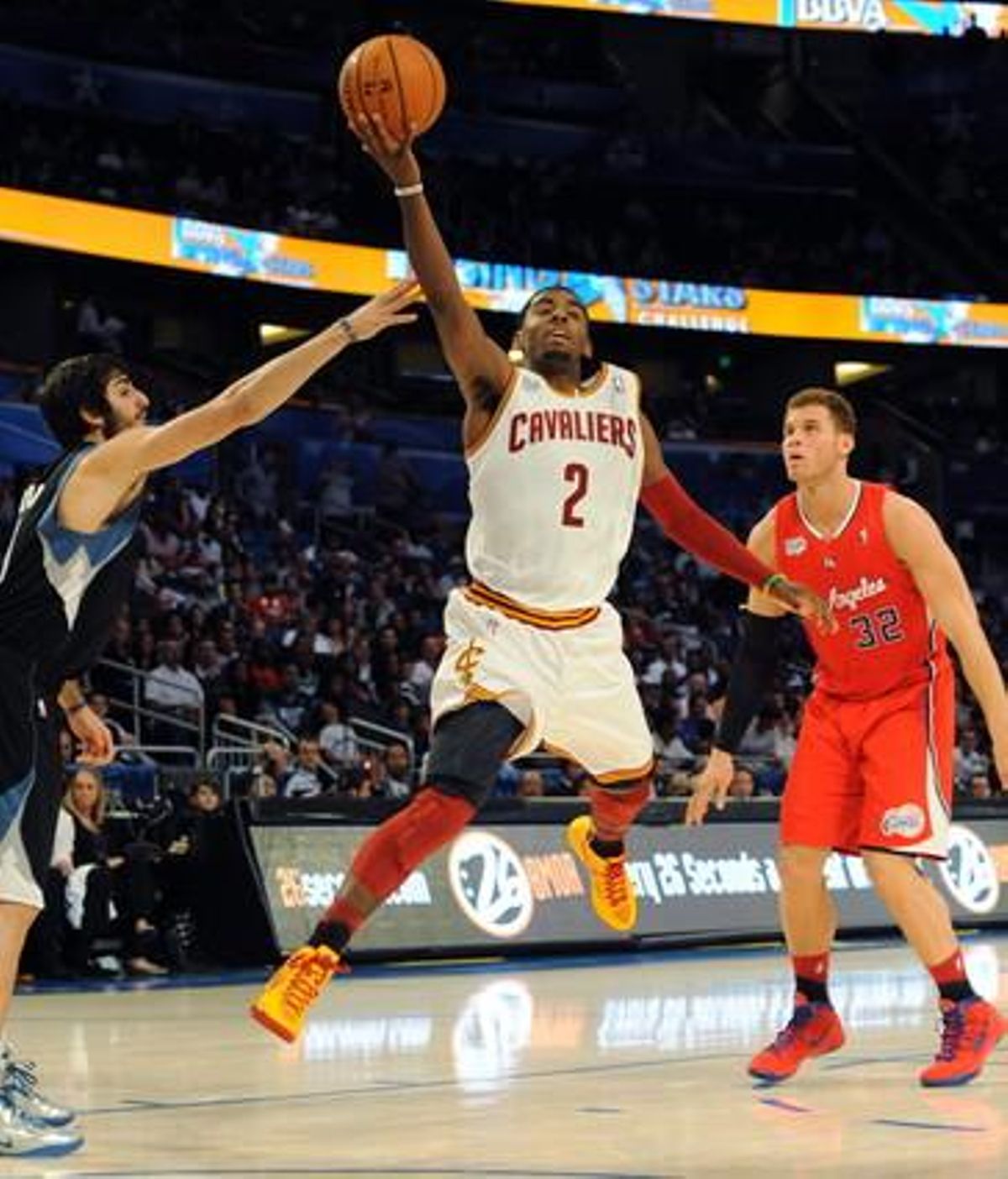 Kyrie Irving es dirigeix a cistella davant Ricky Rubio i Blake Griffin. Kyrie Irving es dirigeix a cistella davant Ricky Rubio i Blake Griffin.