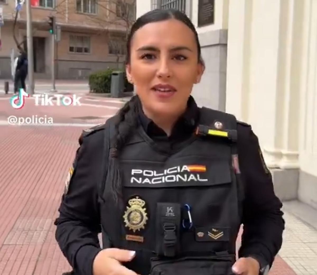 Una agente de la Policía Nacional