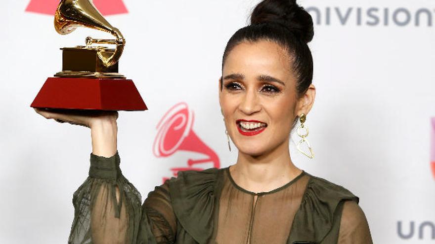 Julieta Venegas, con el Grammy Latino al Mejor Álbum Pop/Rock de 2016.