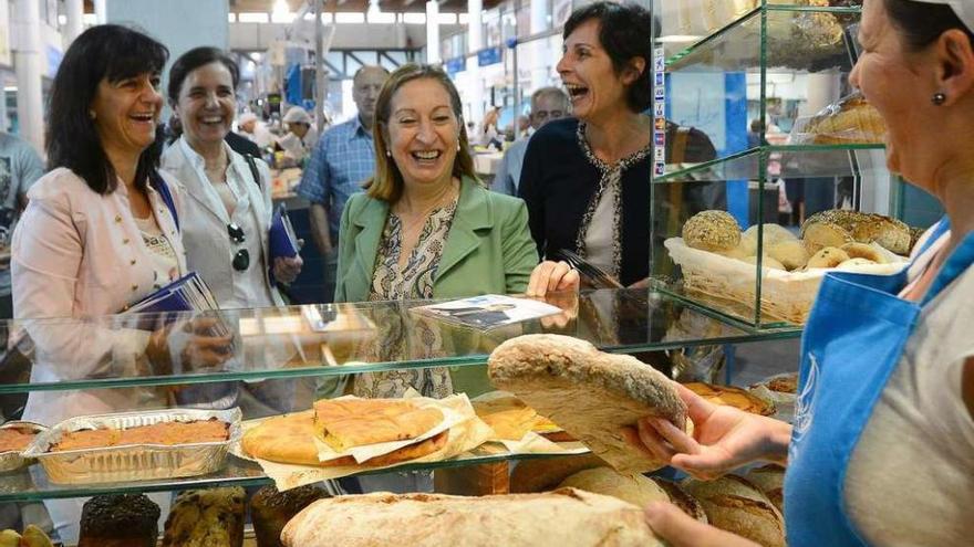 Berta Pérez, Pilar Rojo, Ana Pastor y Marta Lucio ayer en un puesto de la plaza de Bueu. // Gonzalo Núñez