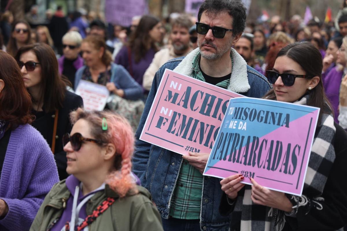 La multitudinaria marcha feminista en Alicante por el 8M, en imágenes