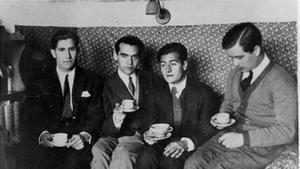 Sobre estas líneas, Pepín Bello, Lorca y Juan Centeno (el núcleo duro de la Generación de 27) en la Residencia, con Louis Eaton, fotografiados por Bal y Gay. A la izquierda, el compositor lucense con Manuel de Falla y Rosa María Ascot. // ARCHIVO DE LA RESIDENCIA DE ESTUDIANTES A la derecha, Maruja Mallo. Sobre estas líneas, el escritor Rafael Dieste, que aunque no fue residente participó activamente en las Misiones Pedagógicas de la JAE y fue la voz de la Generación del 27 de la literatura en lengua gallega