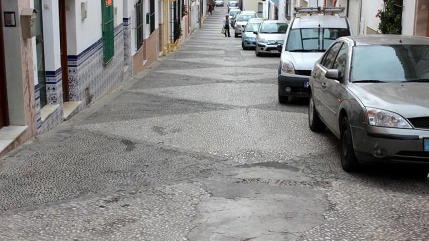 La calle Sevilla es de las pocas de Estepona cuyo pavimento es enchinado.